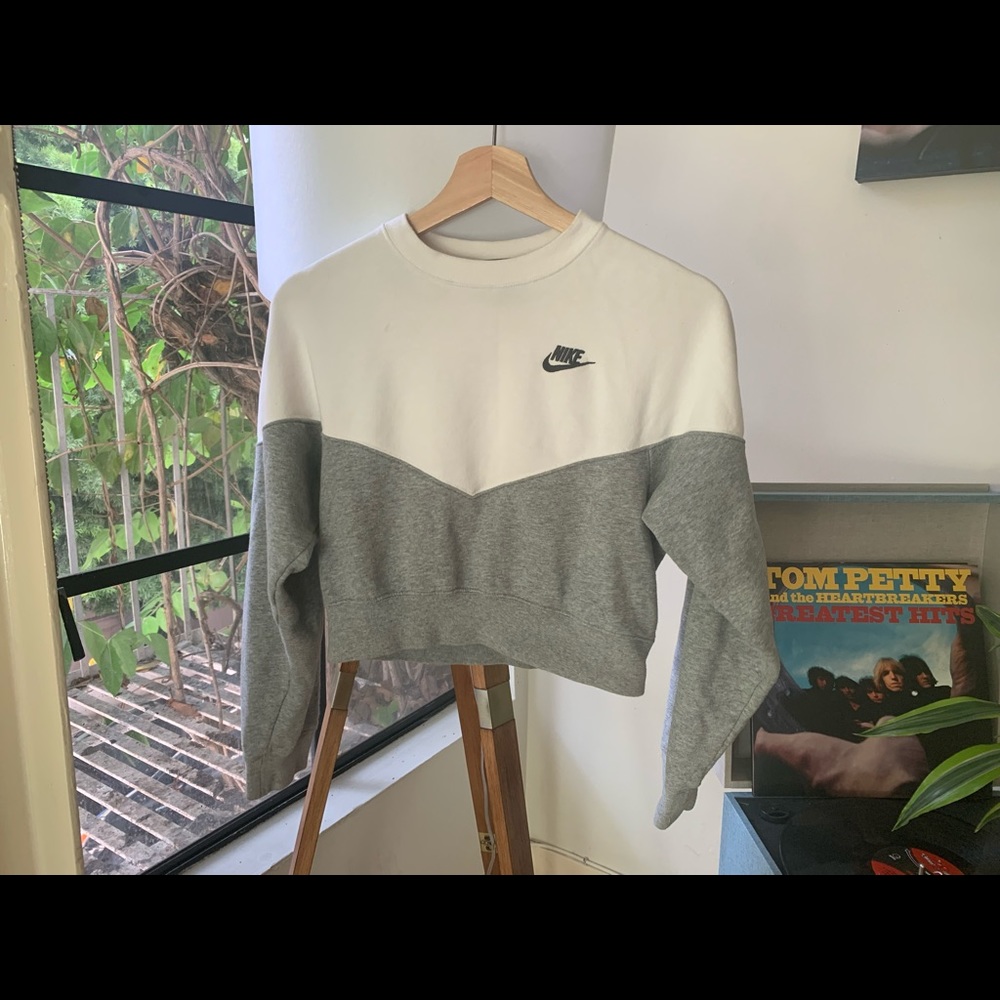 Nike Women’s XS Gray and White Crew Neck